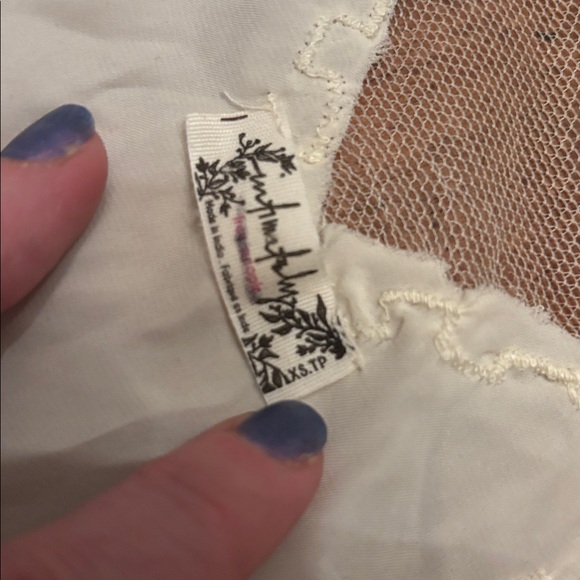 Gorgeous yellowish white lace slip dress - Picture 4 of 11